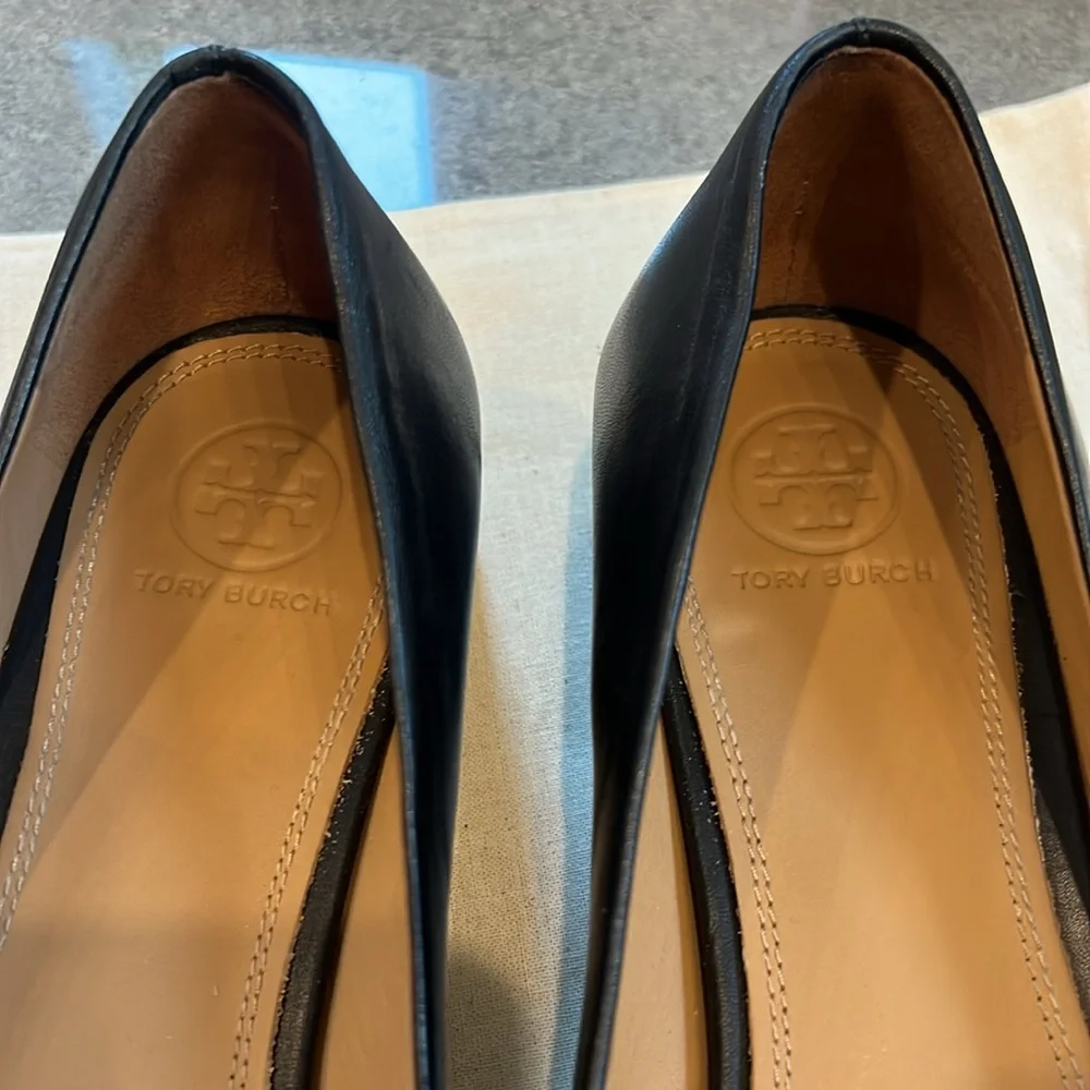 Tory Burch Chelsea Ballet Flat in Black with Gold Signature Logo - Picture 6 of 14